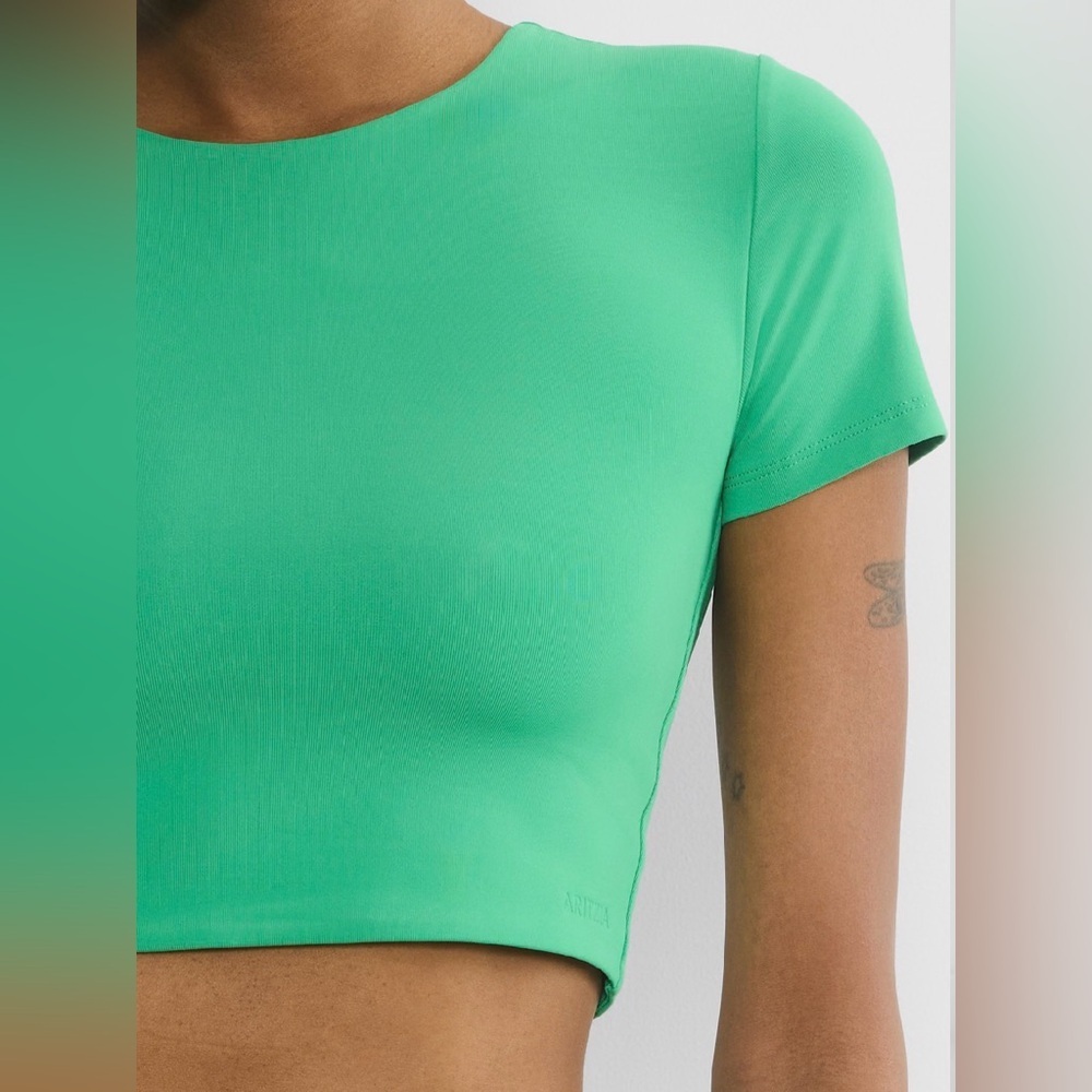 BNWOT Aritzia Babaton Original Contour Crew Cropped T-Shirt size M - Picture 4 of 8